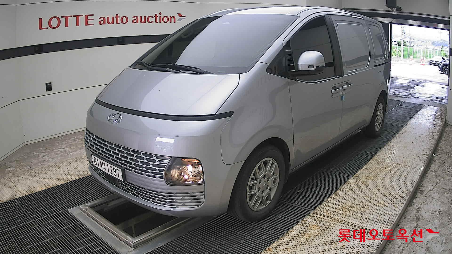 2023 - hyundai staria