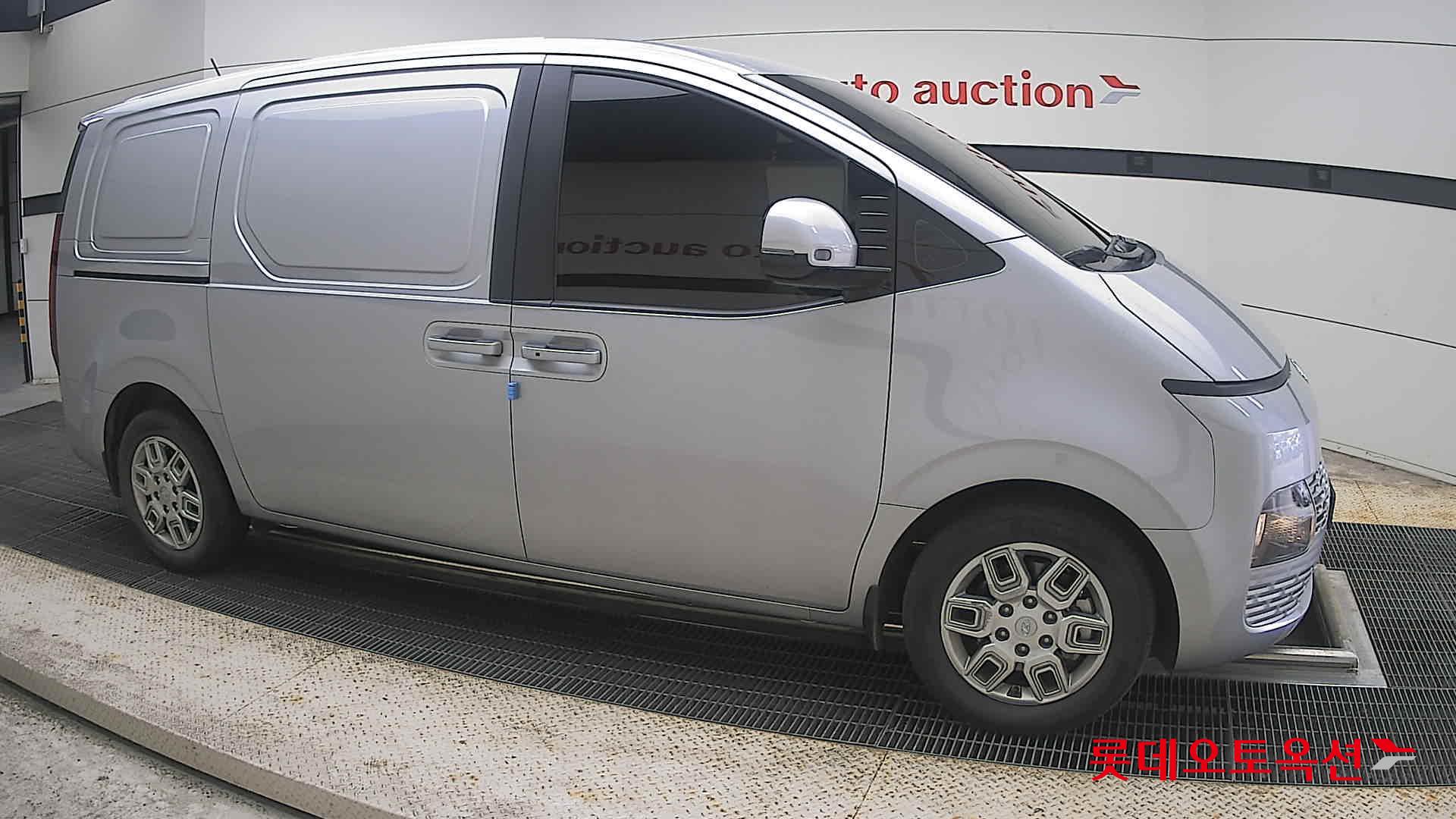 2023 - hyundai staria