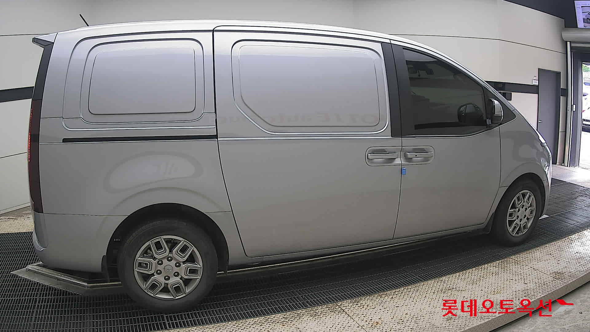 2023 - hyundai staria