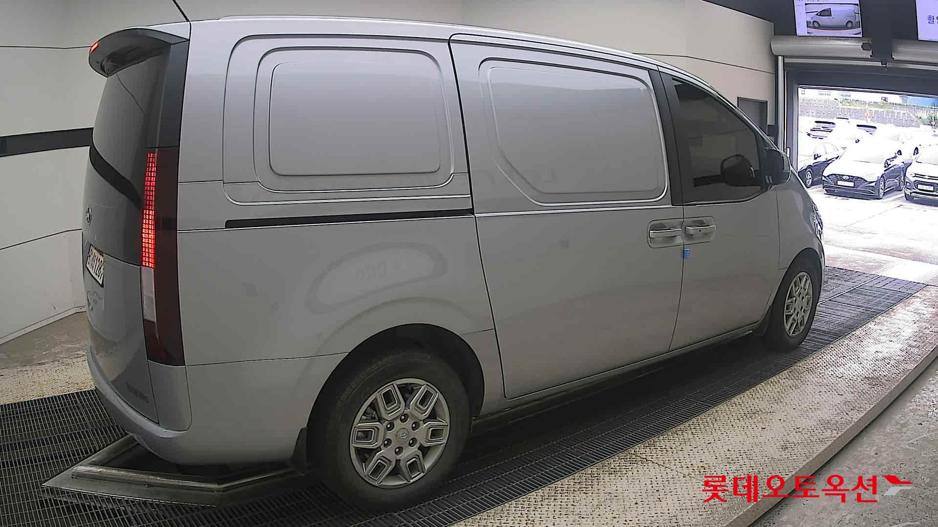 2023 - hyundai staria