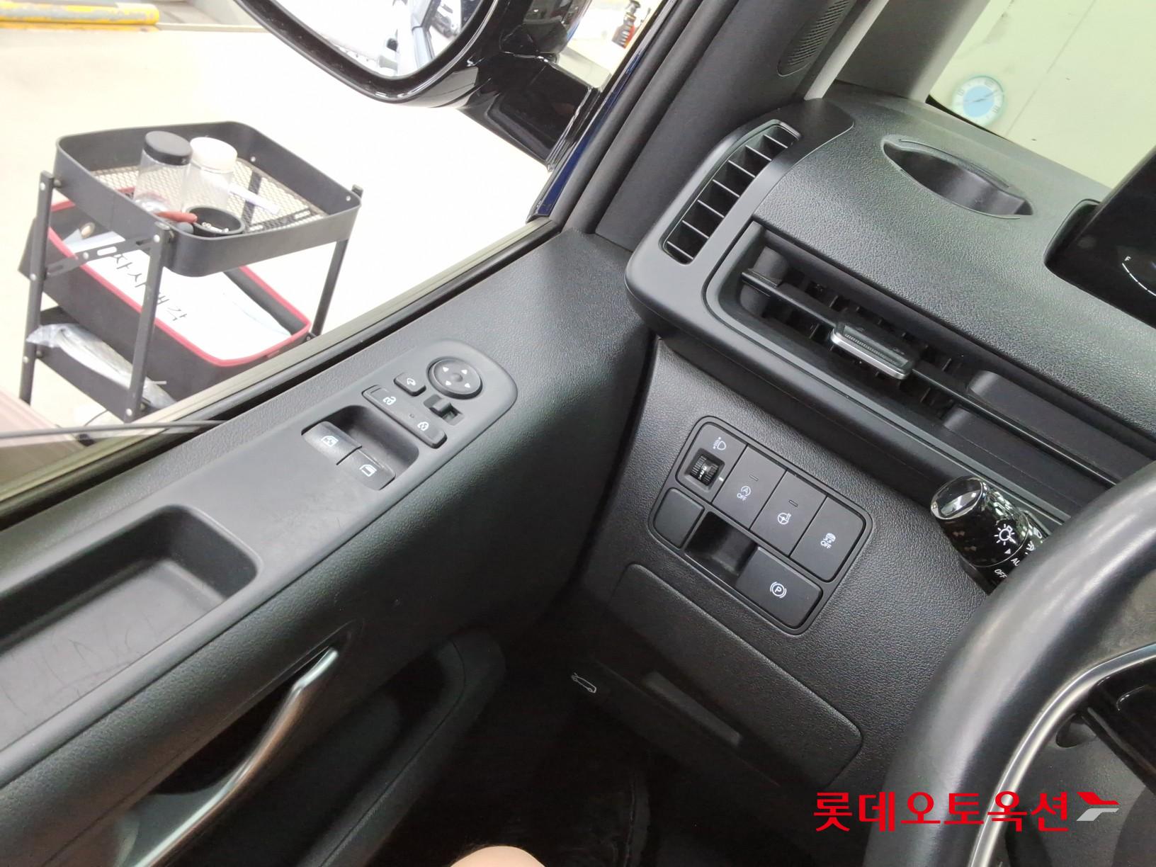 2023 - hyundai staria