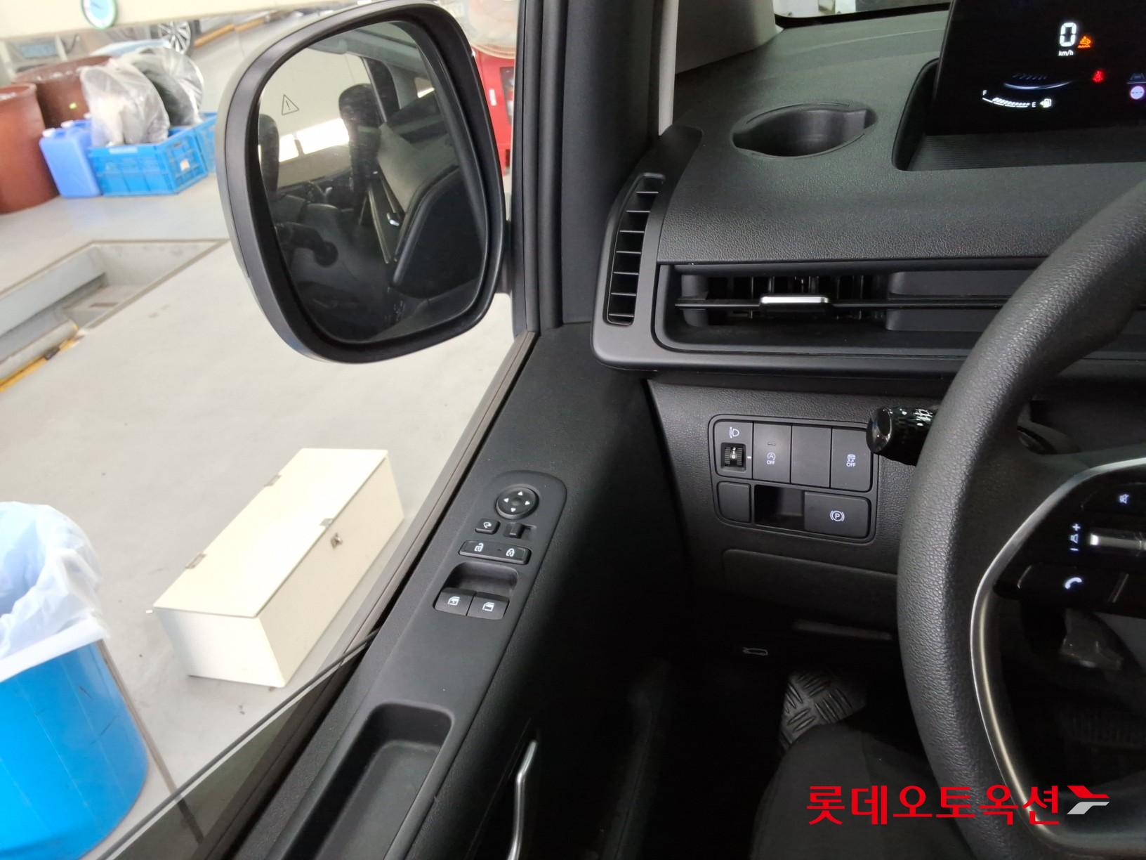 2022 - hyundai staria