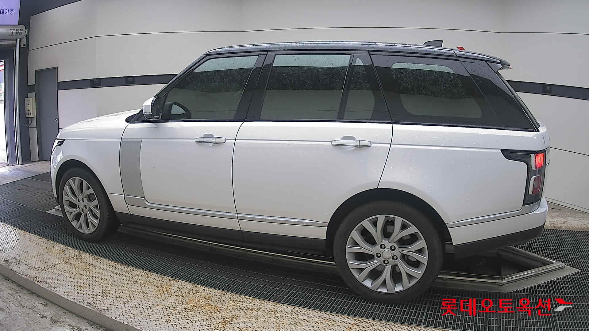 2021 - land rover range rover