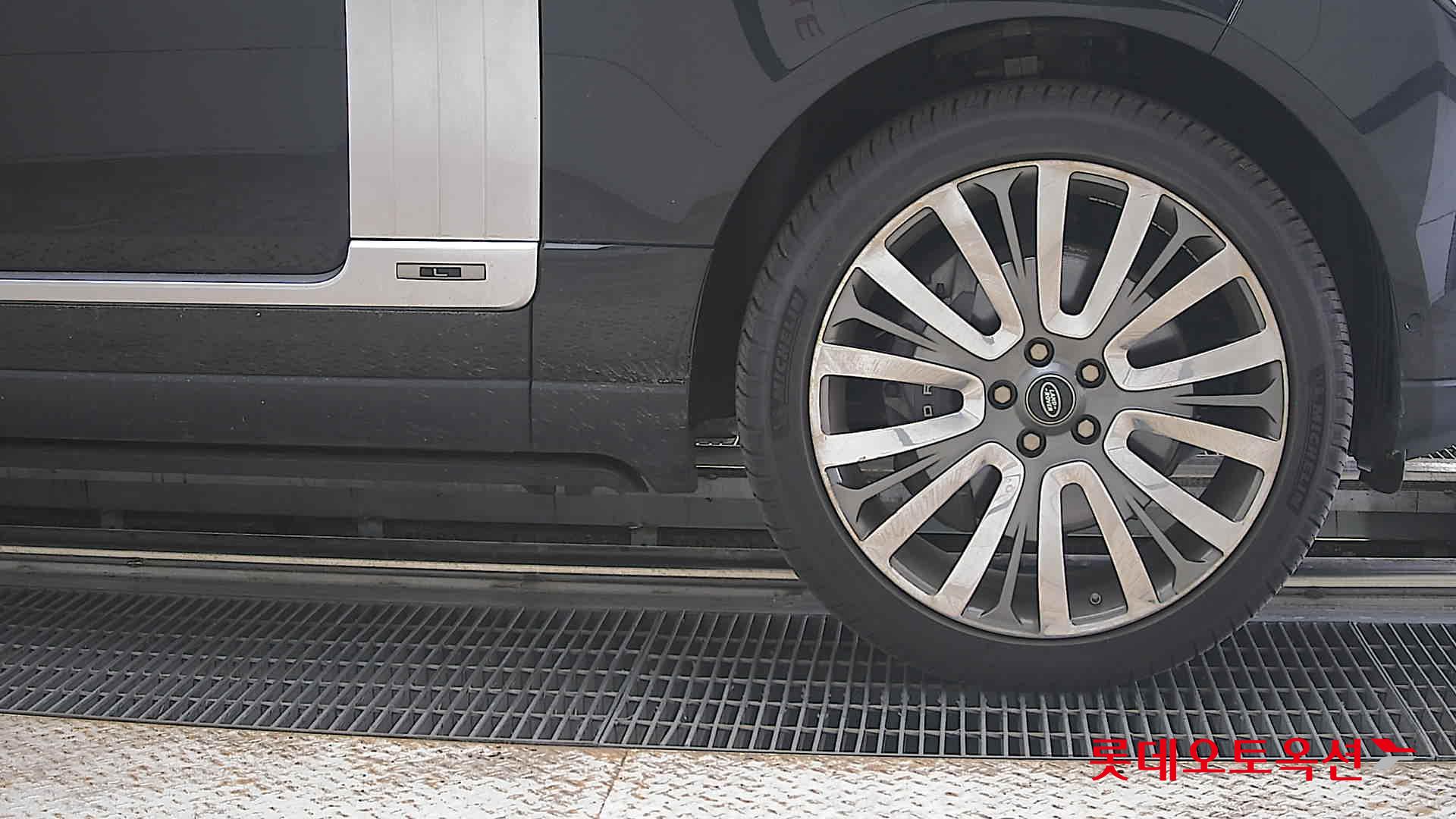 2021 - land rover range rover