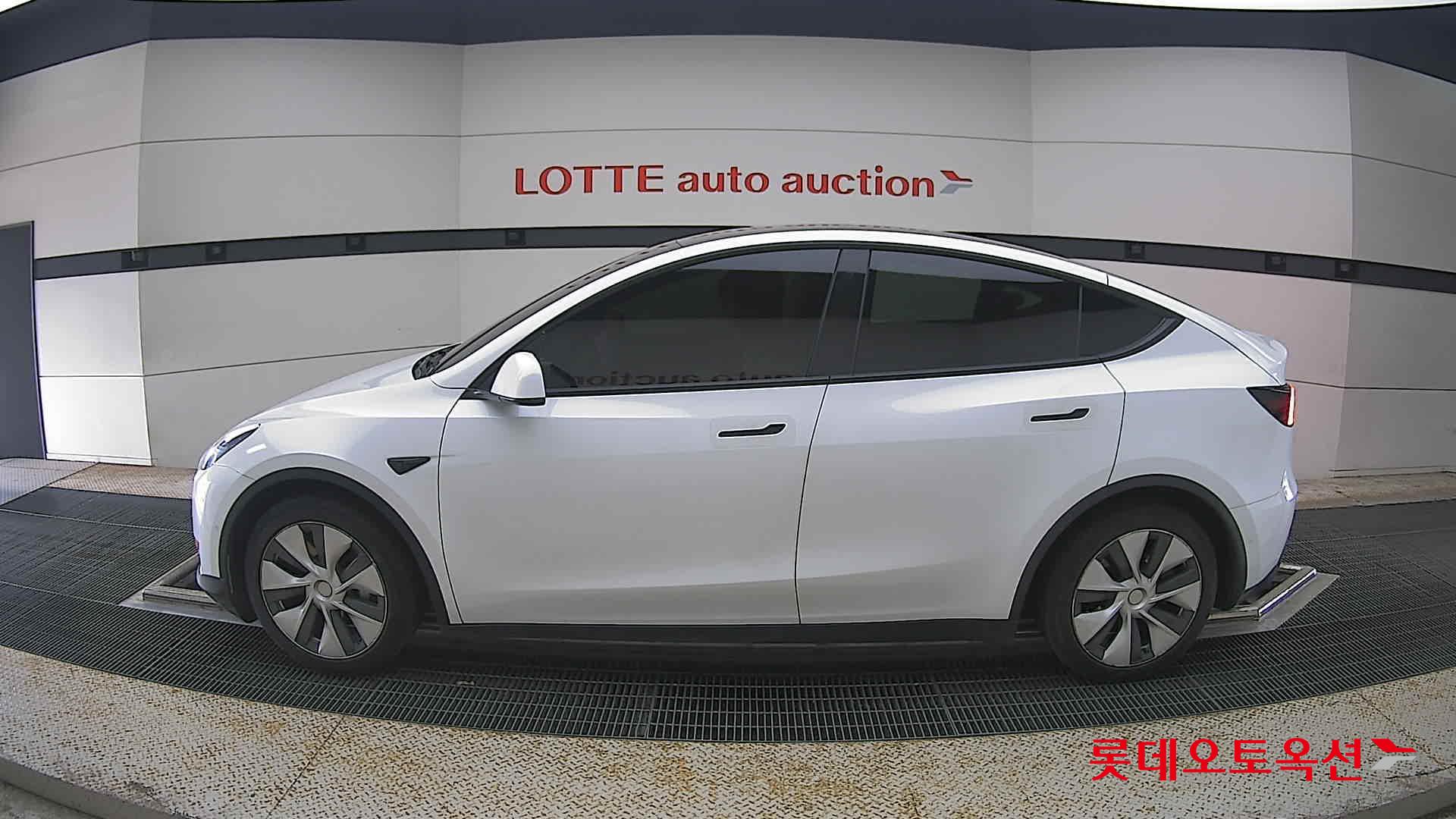 2021 - tesla model y