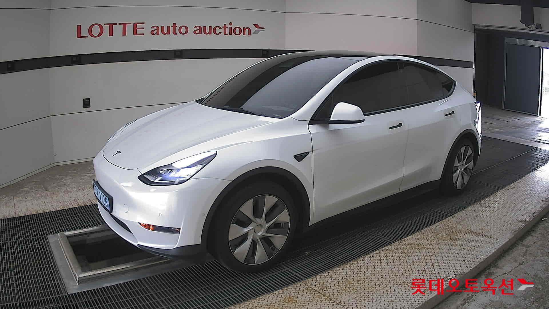2021 - tesla model y
