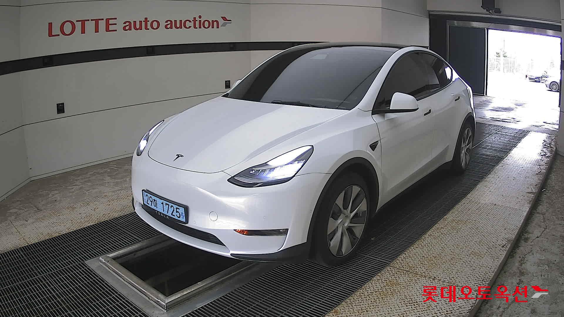 2021 - tesla model y