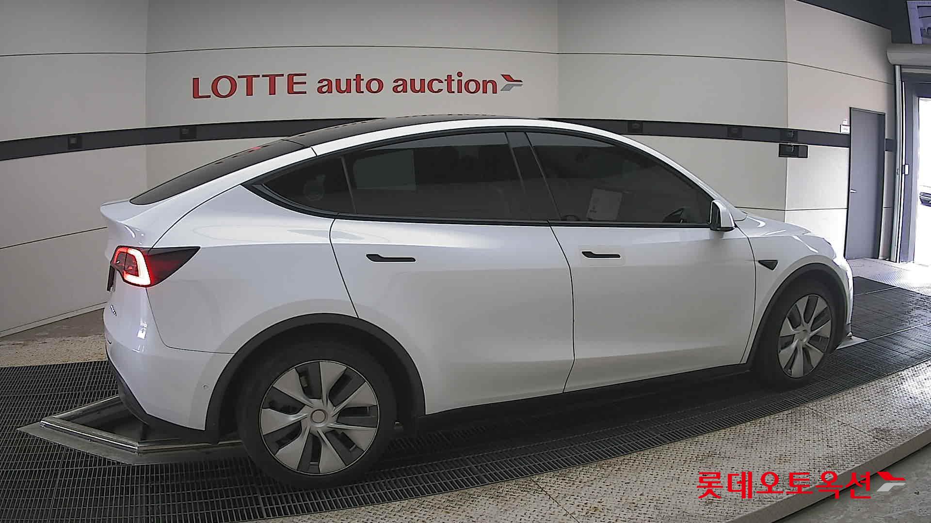 2021 - tesla model y