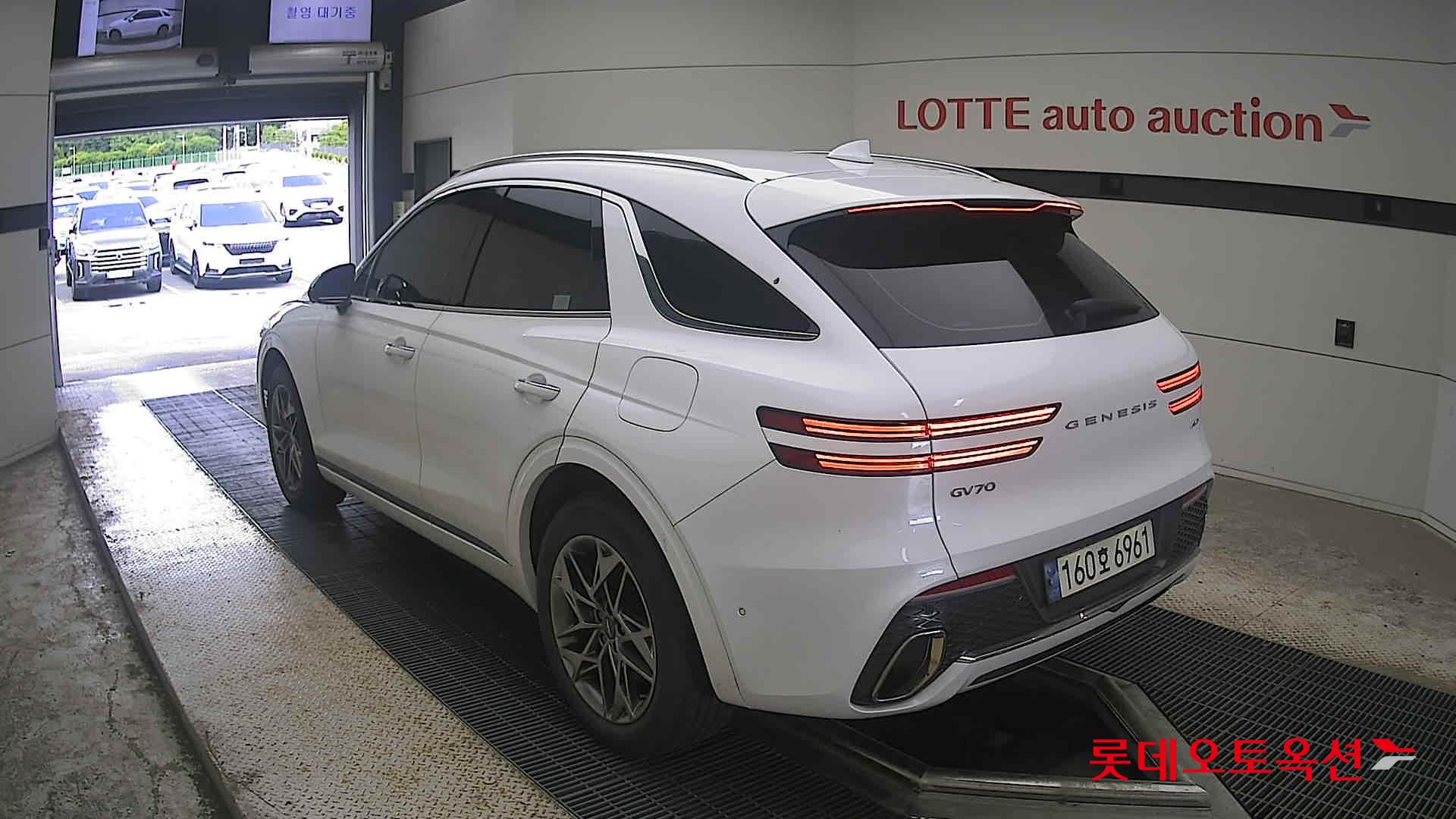 2021 - genesis gv70