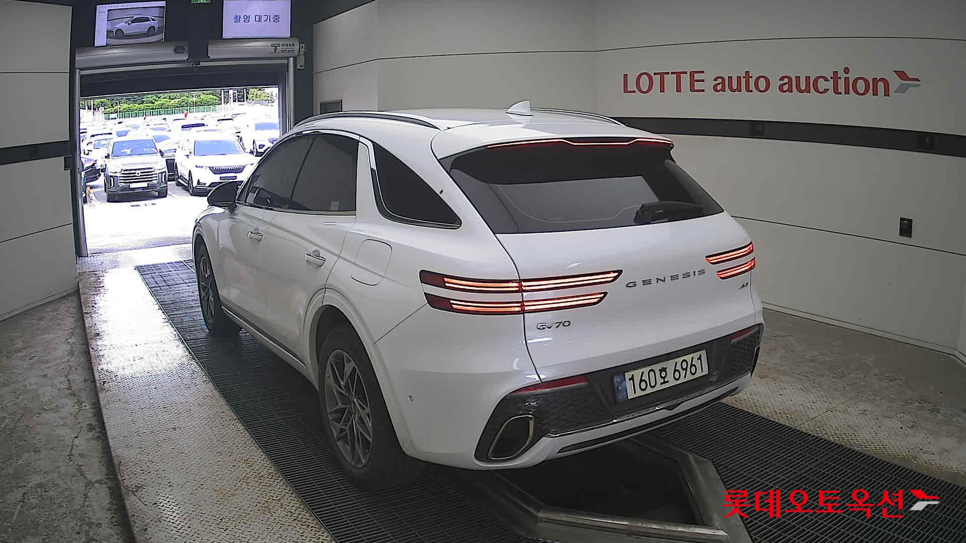 2021 - genesis gv70
