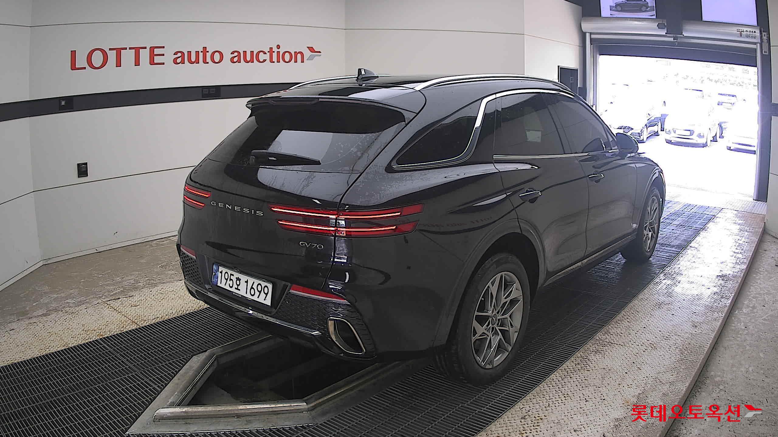2023 - genesis gv70