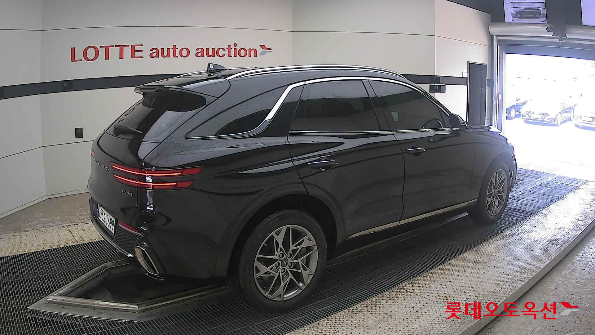 2023 - genesis gv70