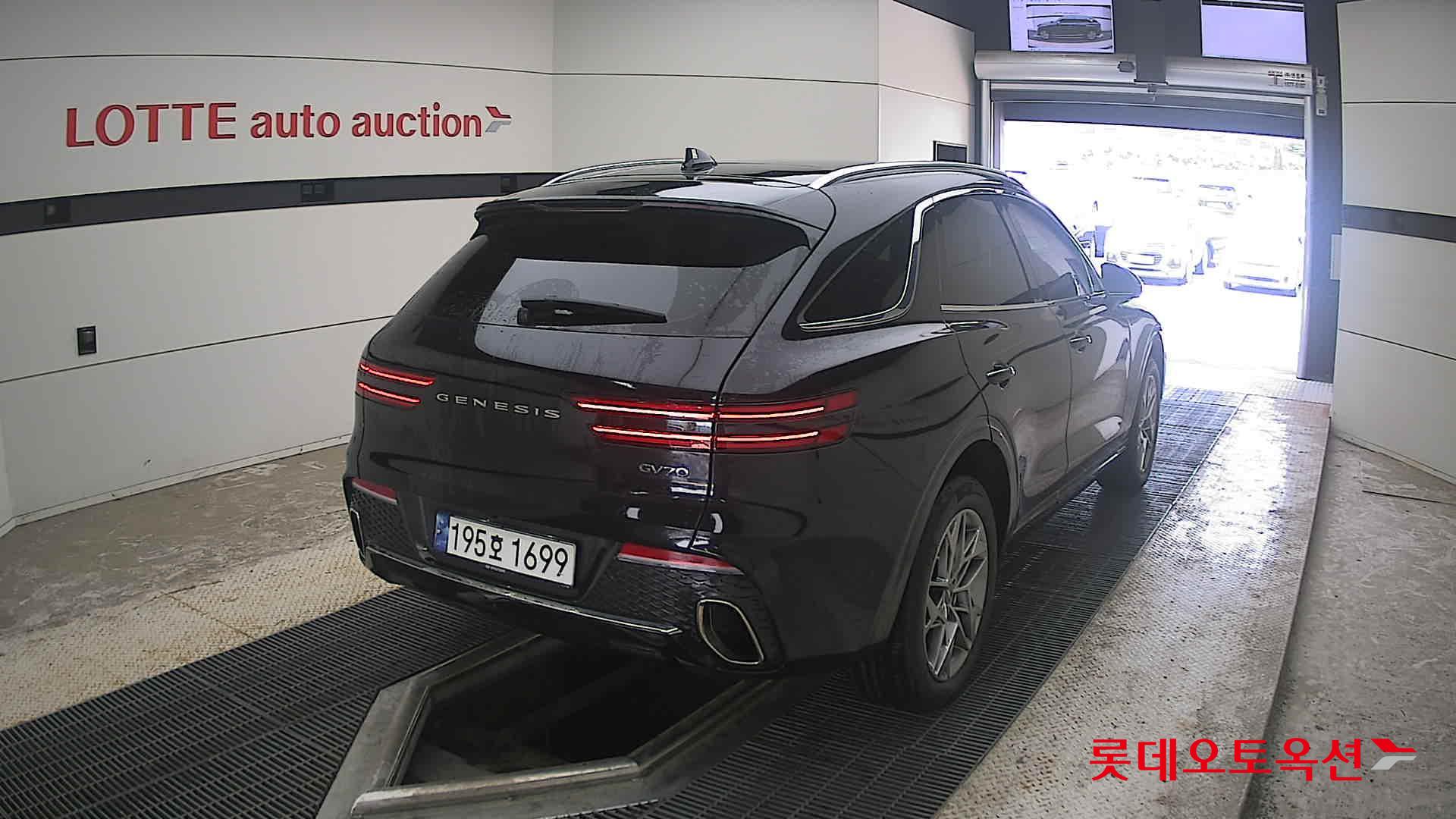 2023 - genesis gv70