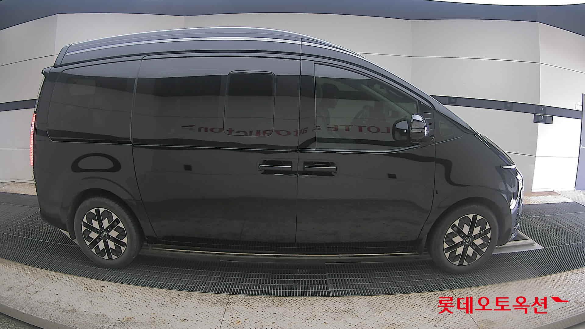 2023 - hyundai staria