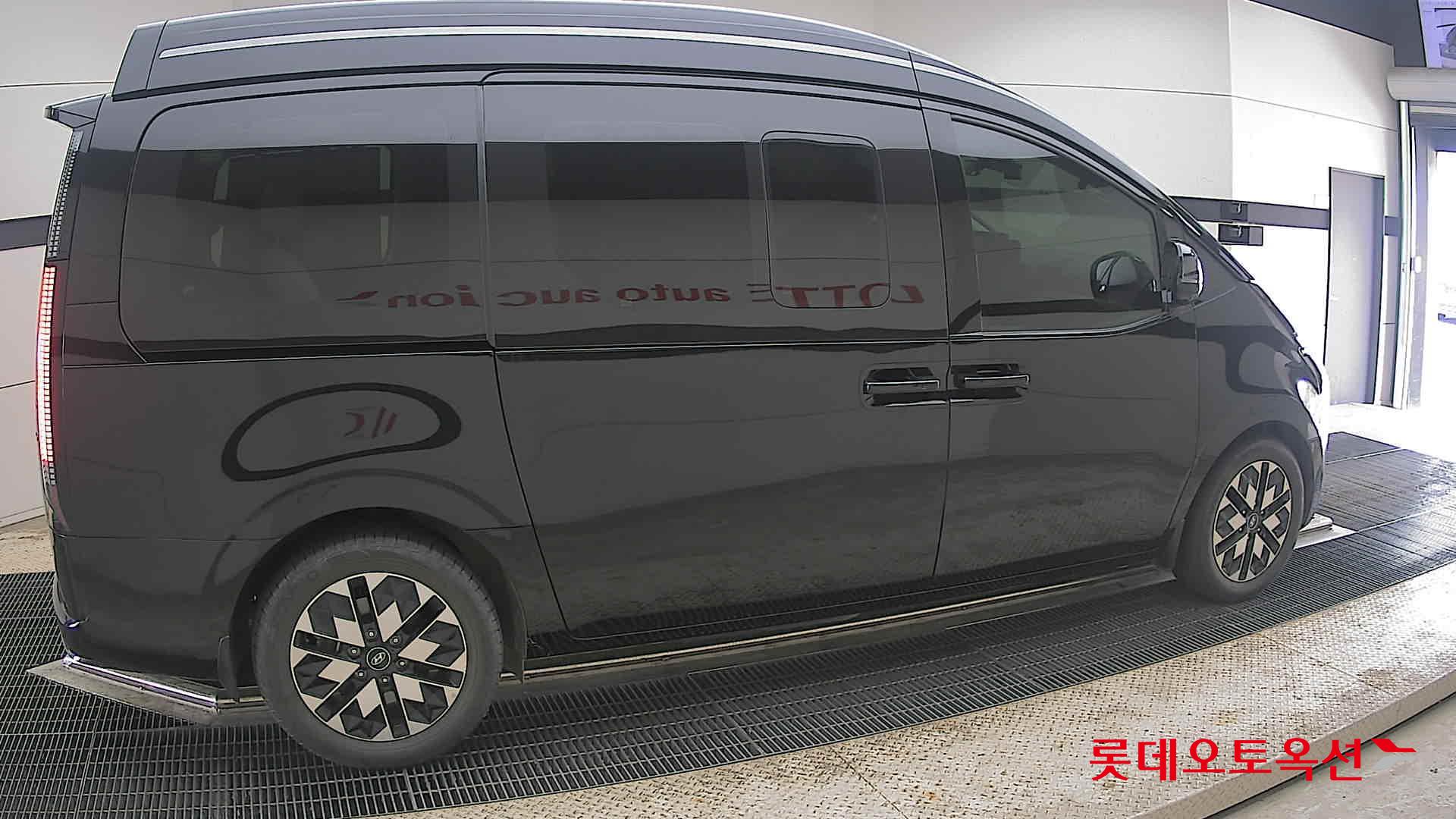 2023 - hyundai staria
