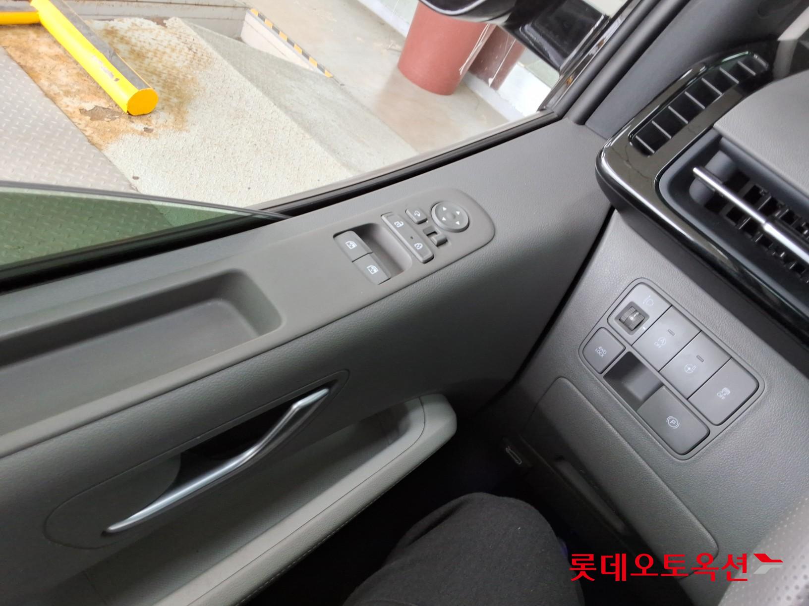 2023 - hyundai staria