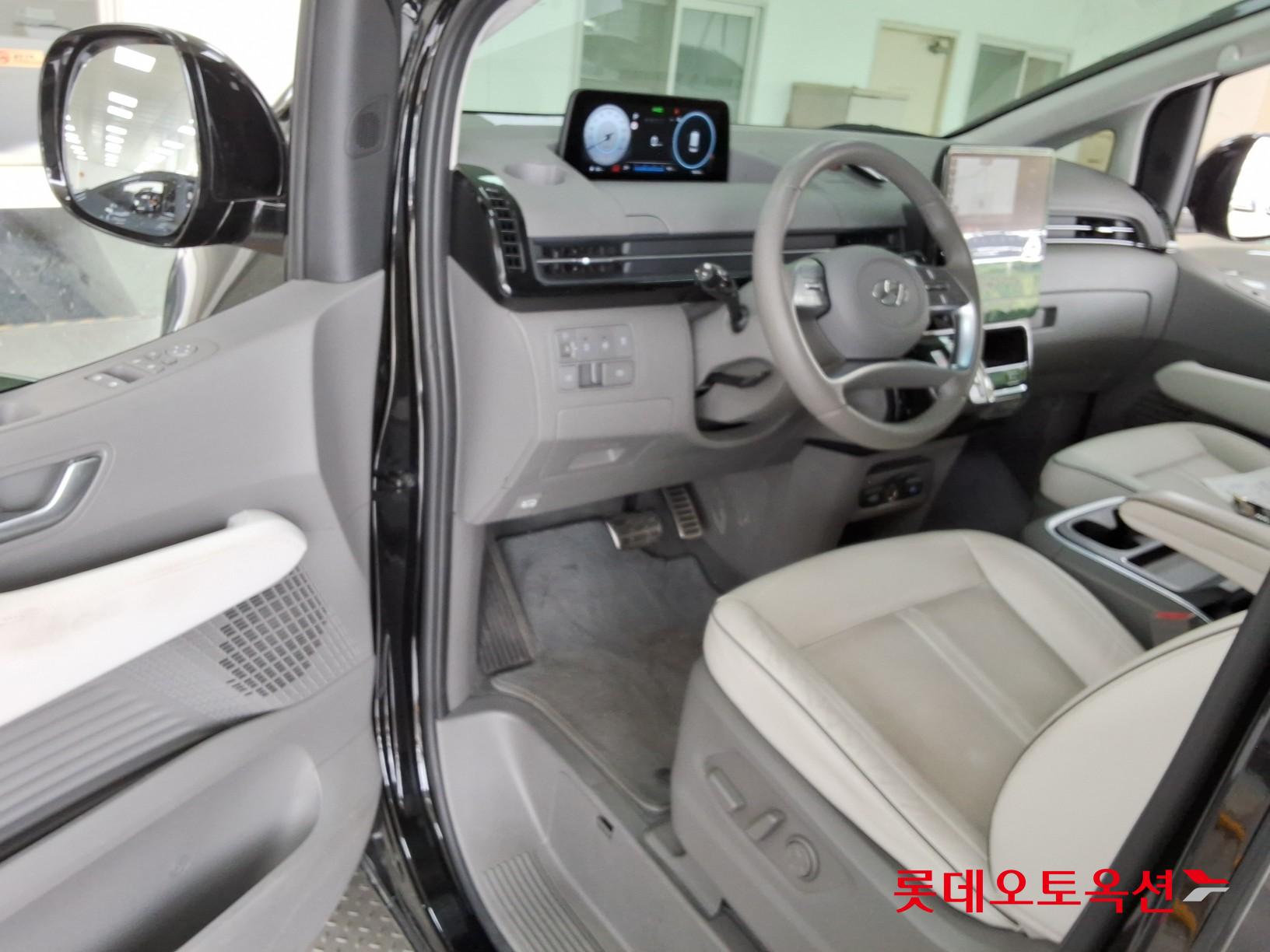 2023 - hyundai staria