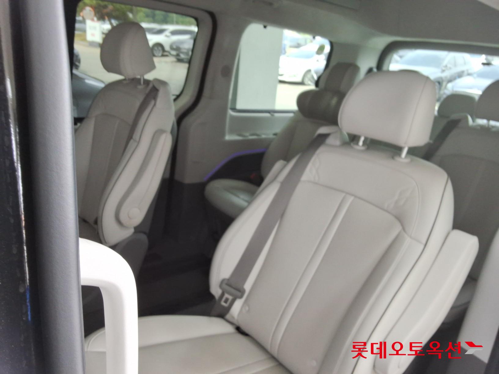 2023 - hyundai staria