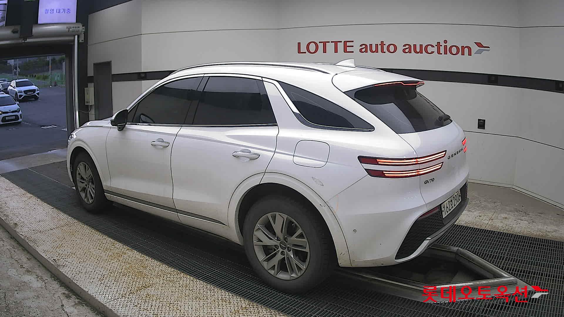2021 - genesis gv70