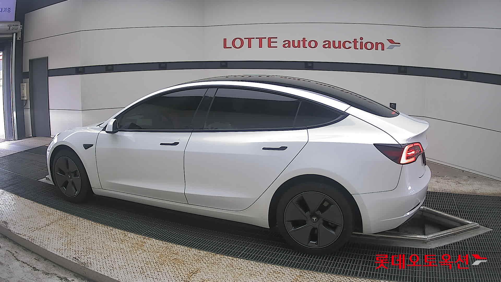 2022 - tesla model 3