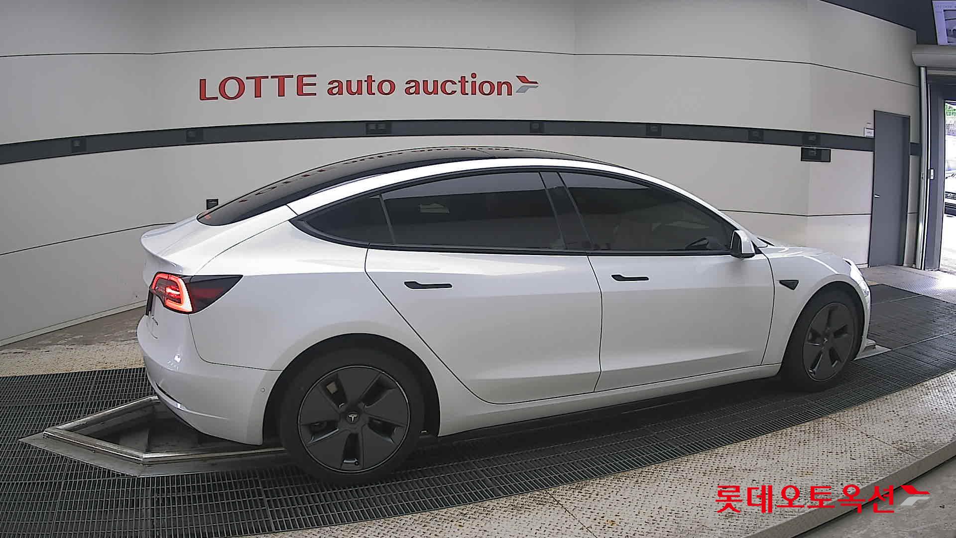 2022 - tesla model 3