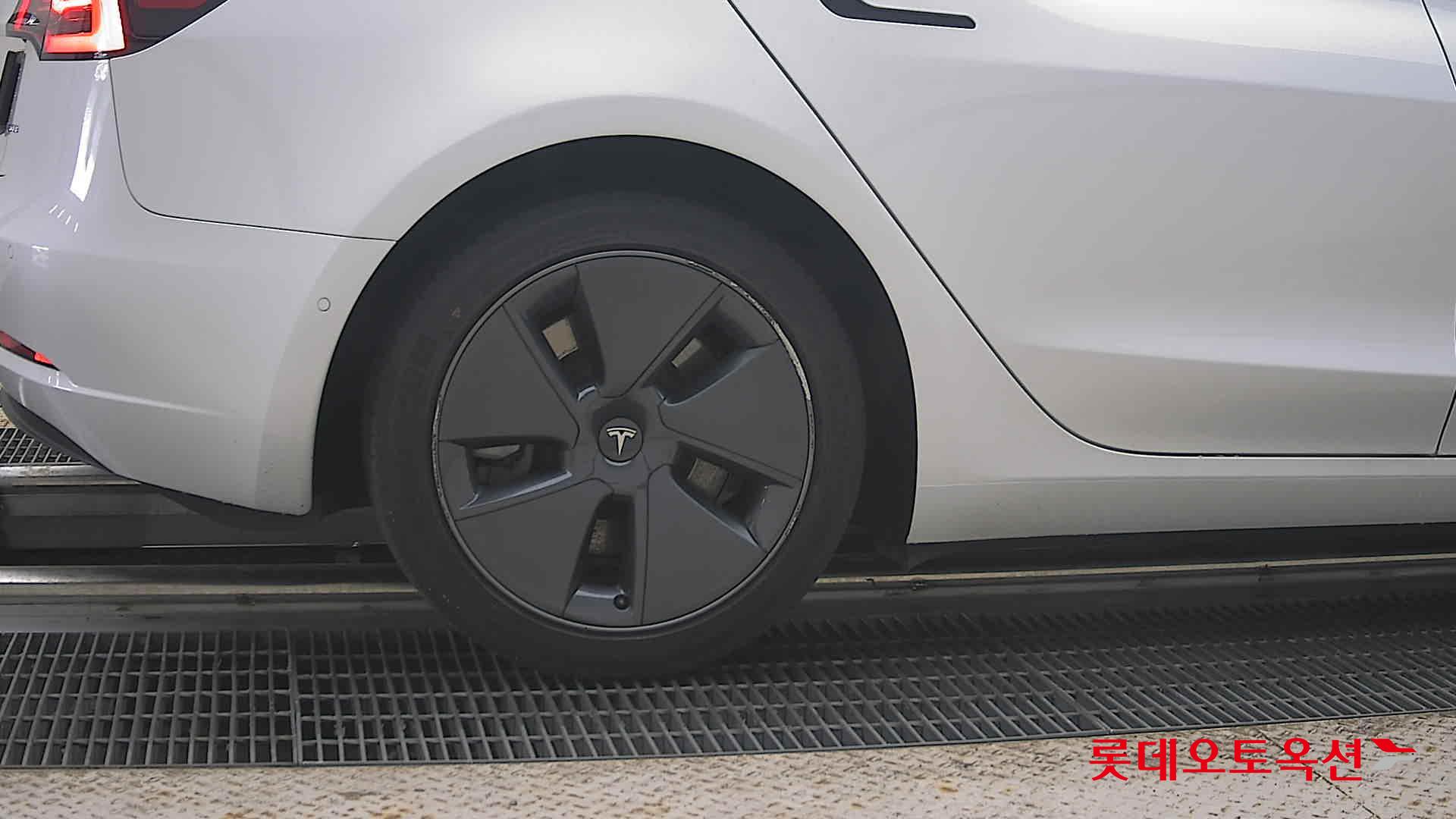 2022 - tesla model 3