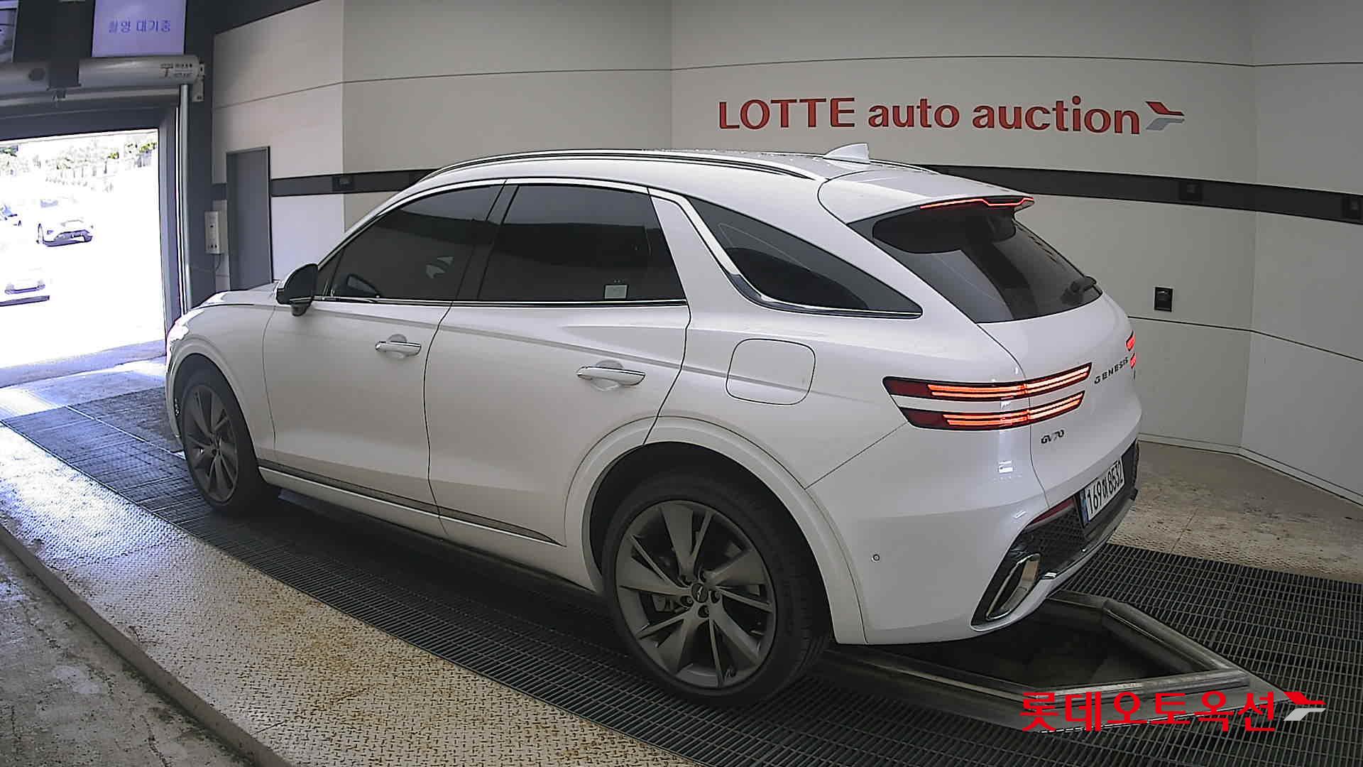 2023 - genesis gv70
