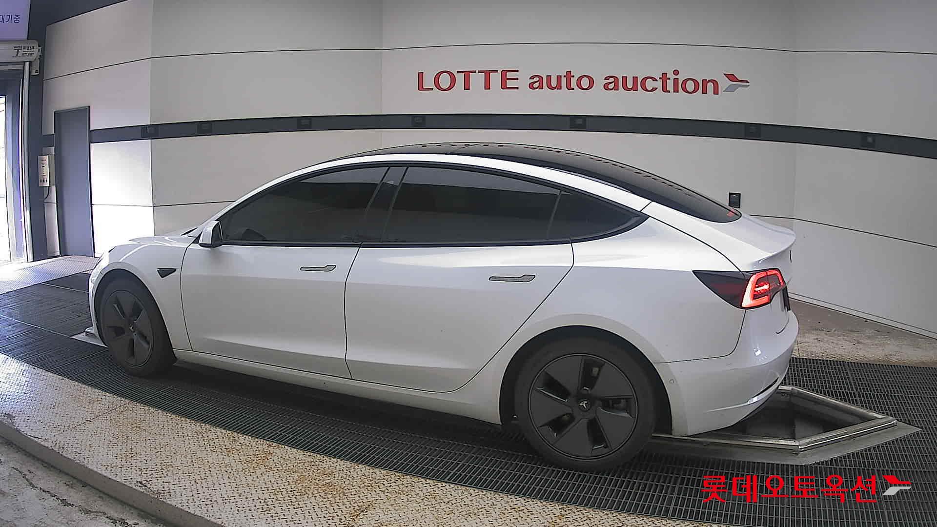 2022 - tesla model 3