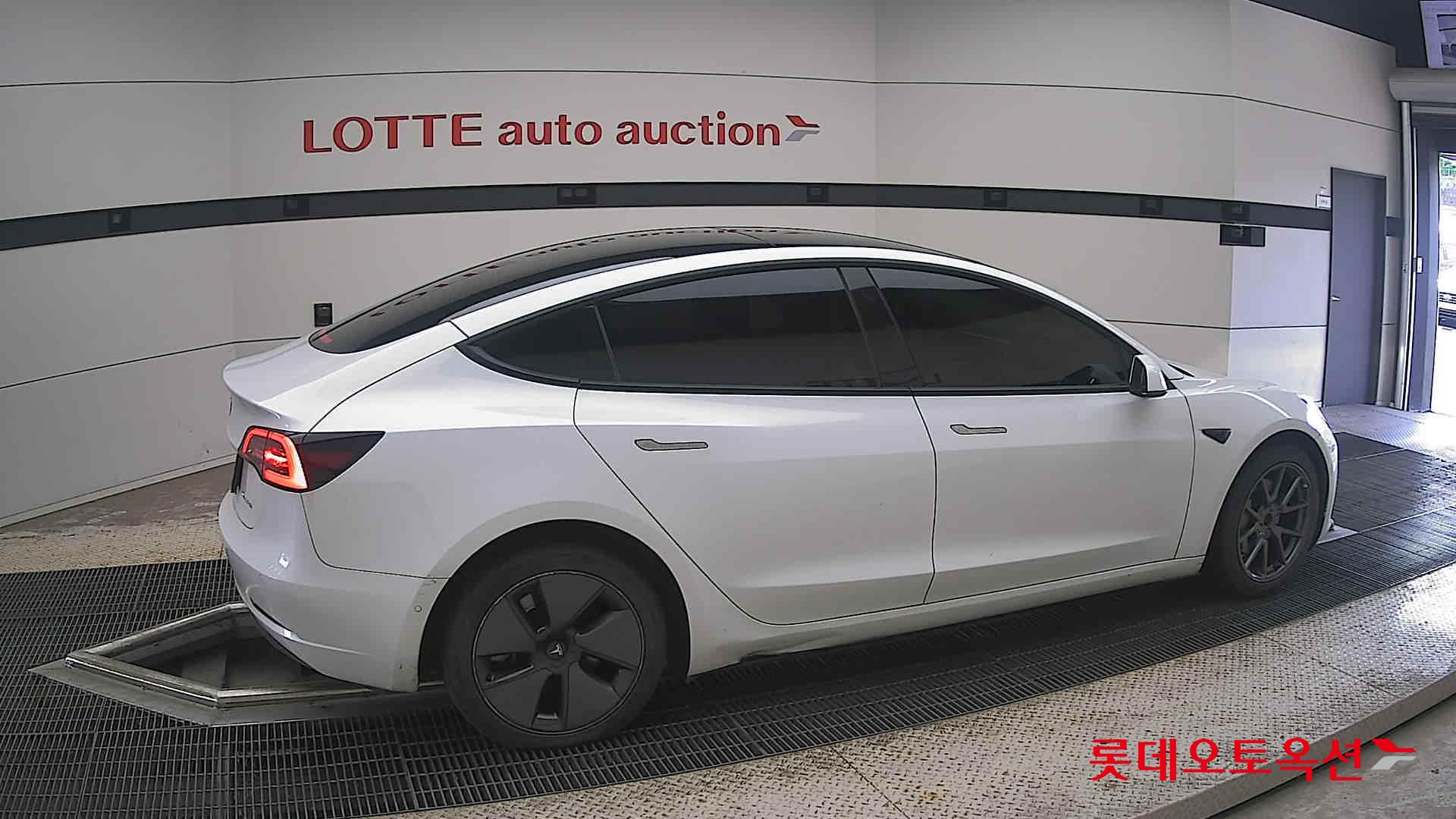 2022 - tesla model 3