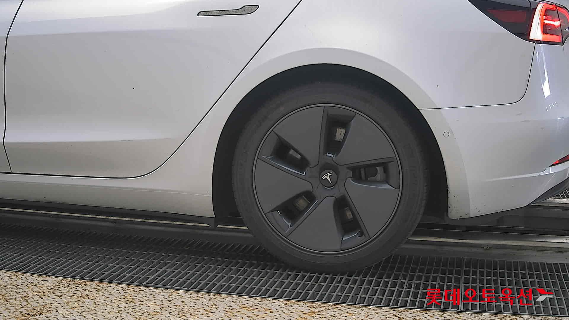 2022 - tesla model 3