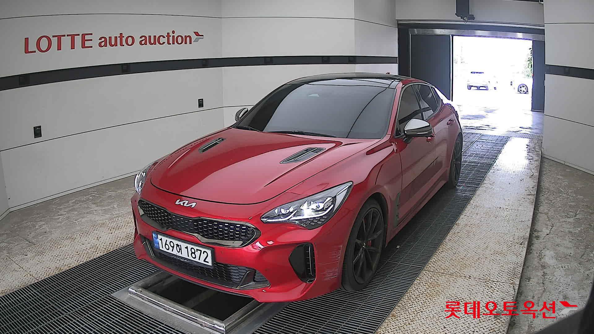 2022 - kia stinger