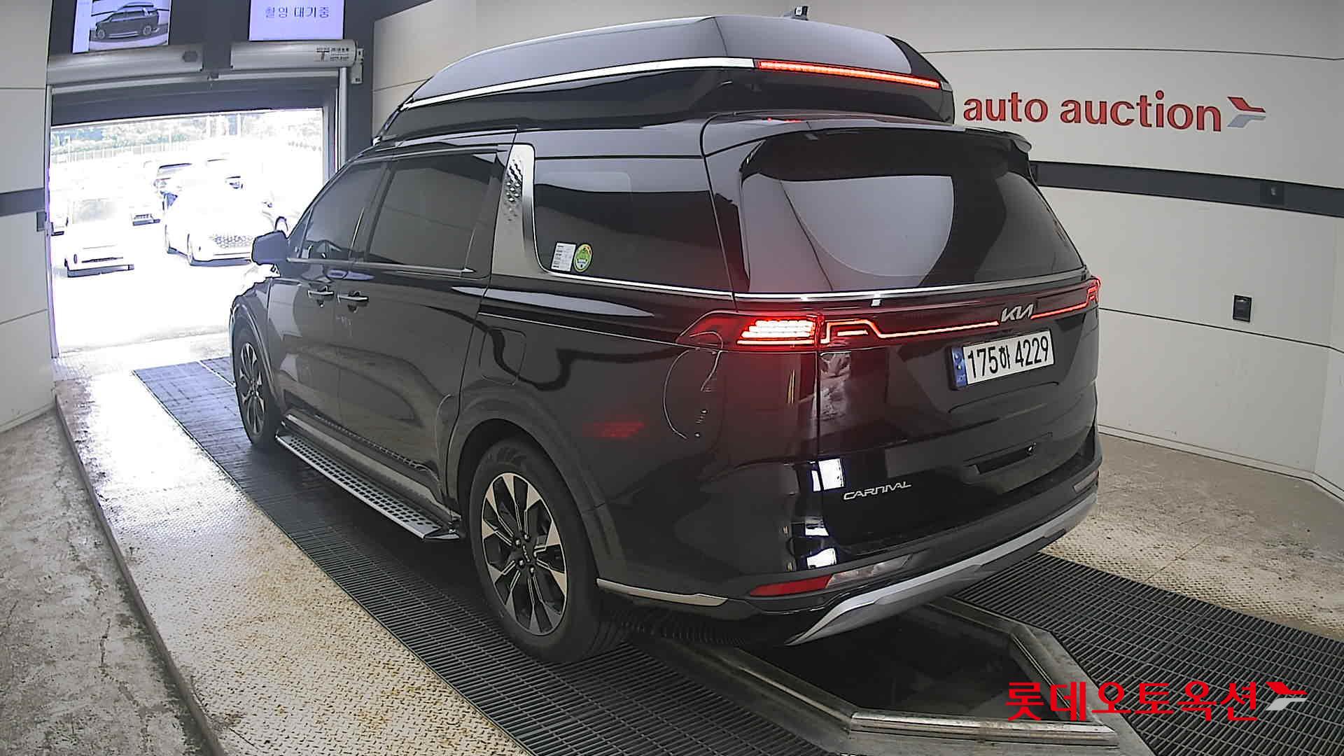 2023 - kia carnival