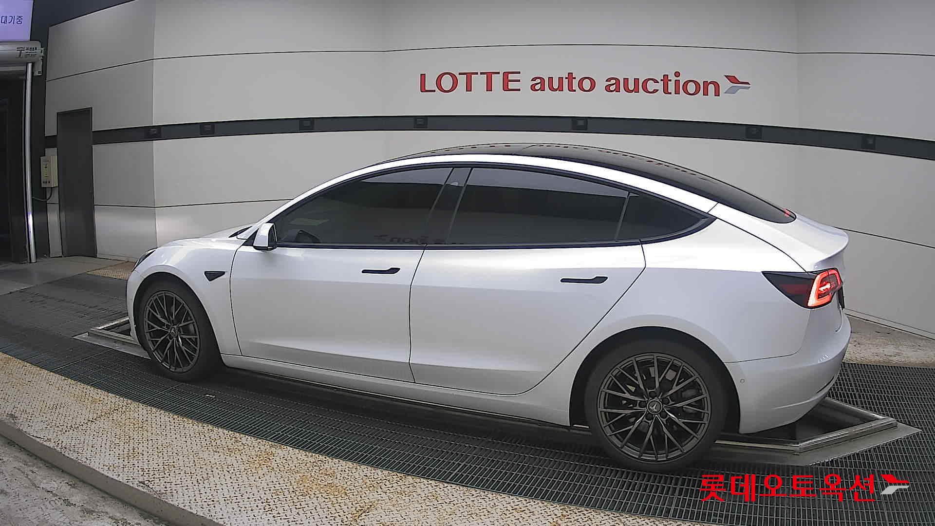 2021 - tesla model 3