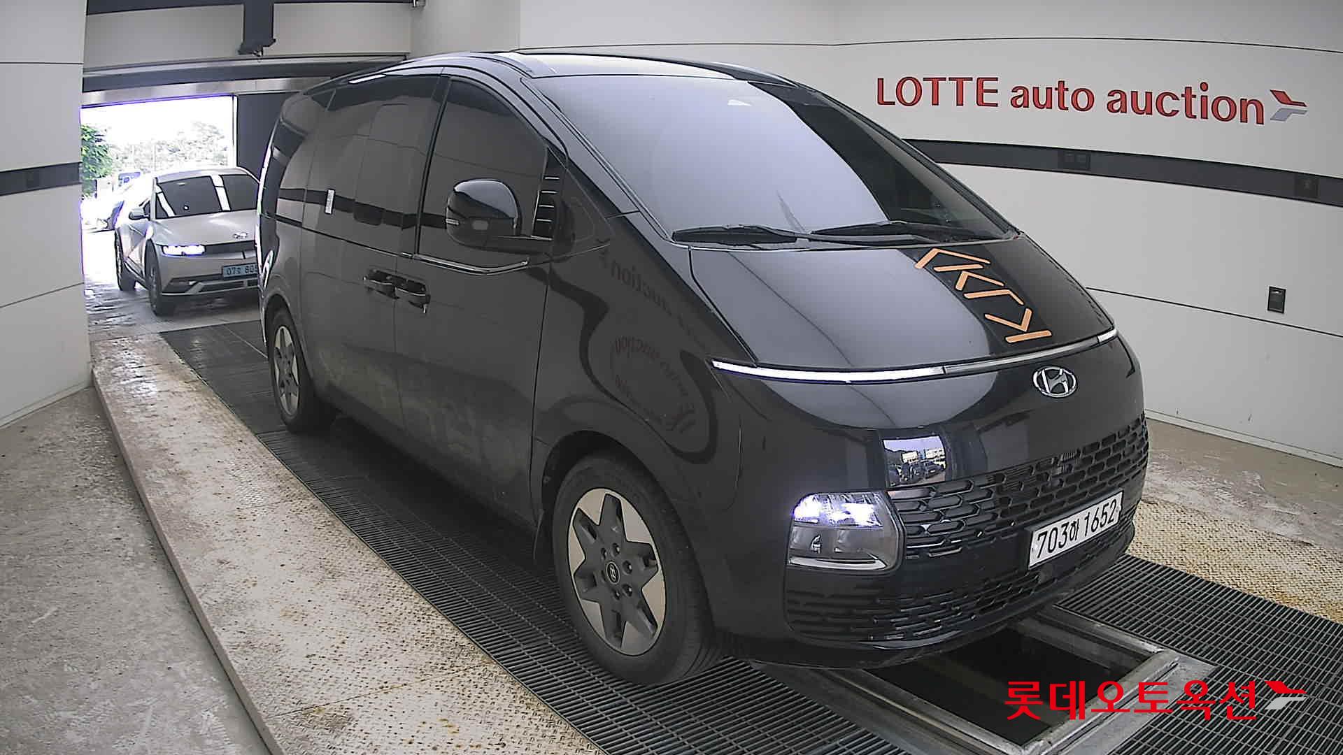 2023 - hyundai staria