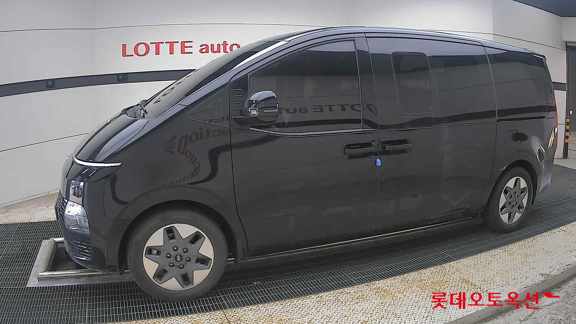 2023 - hyundai staria