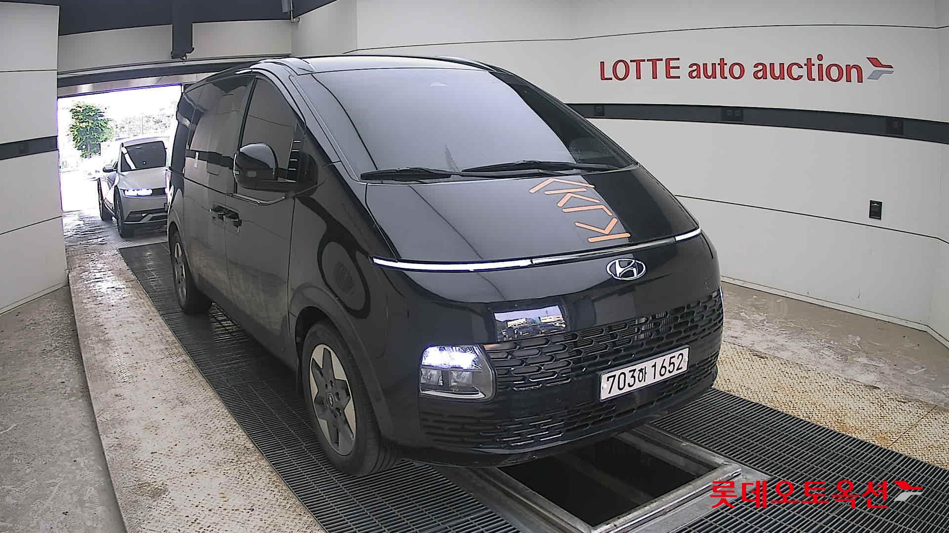 2023 - hyundai staria