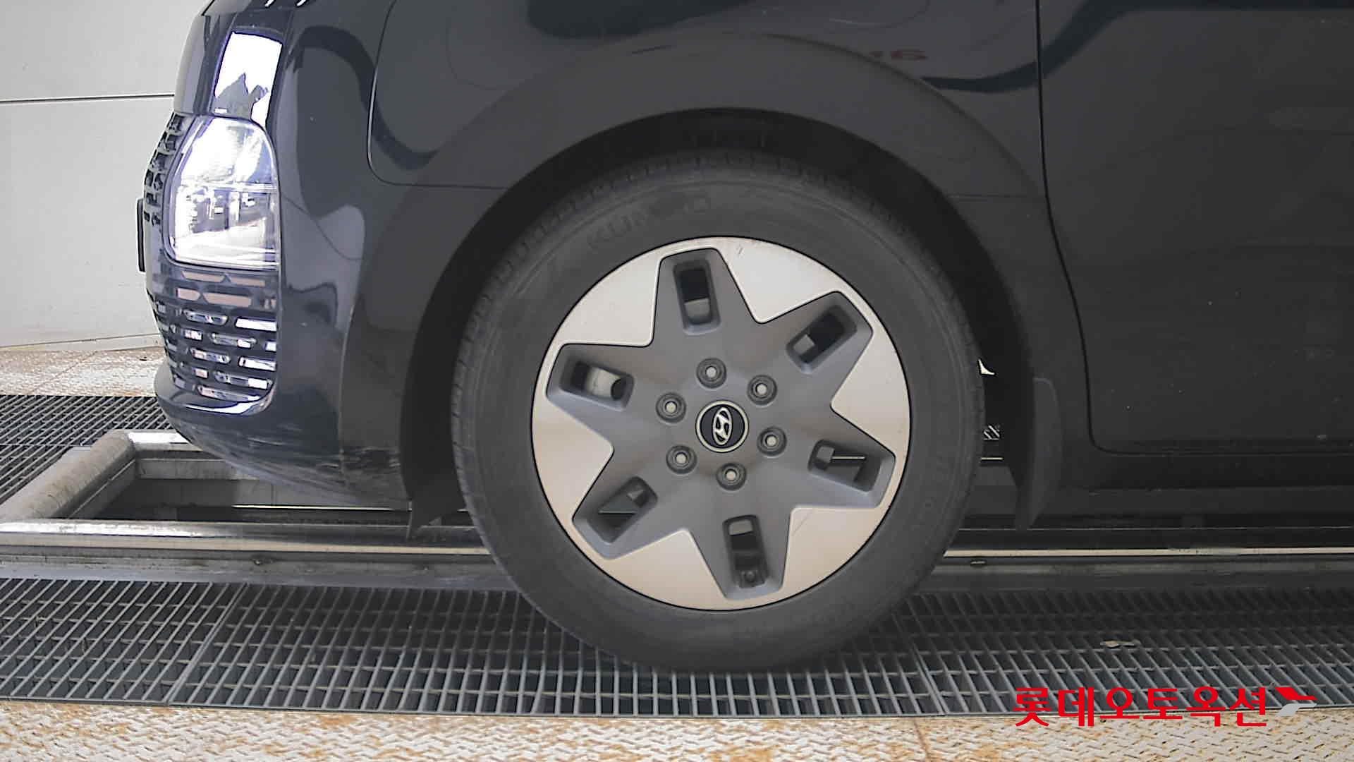 2023 - hyundai staria