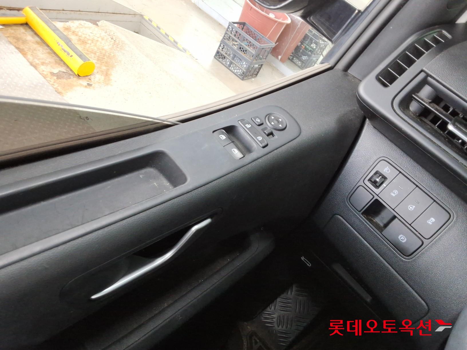 2023 - hyundai staria