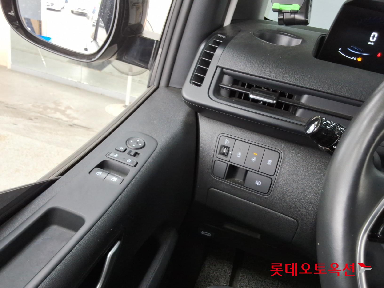 2022 - hyundai staria