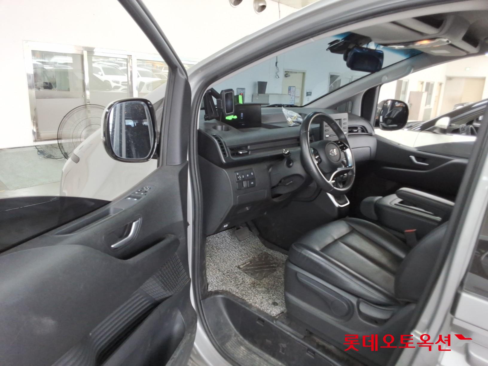2022 - hyundai staria