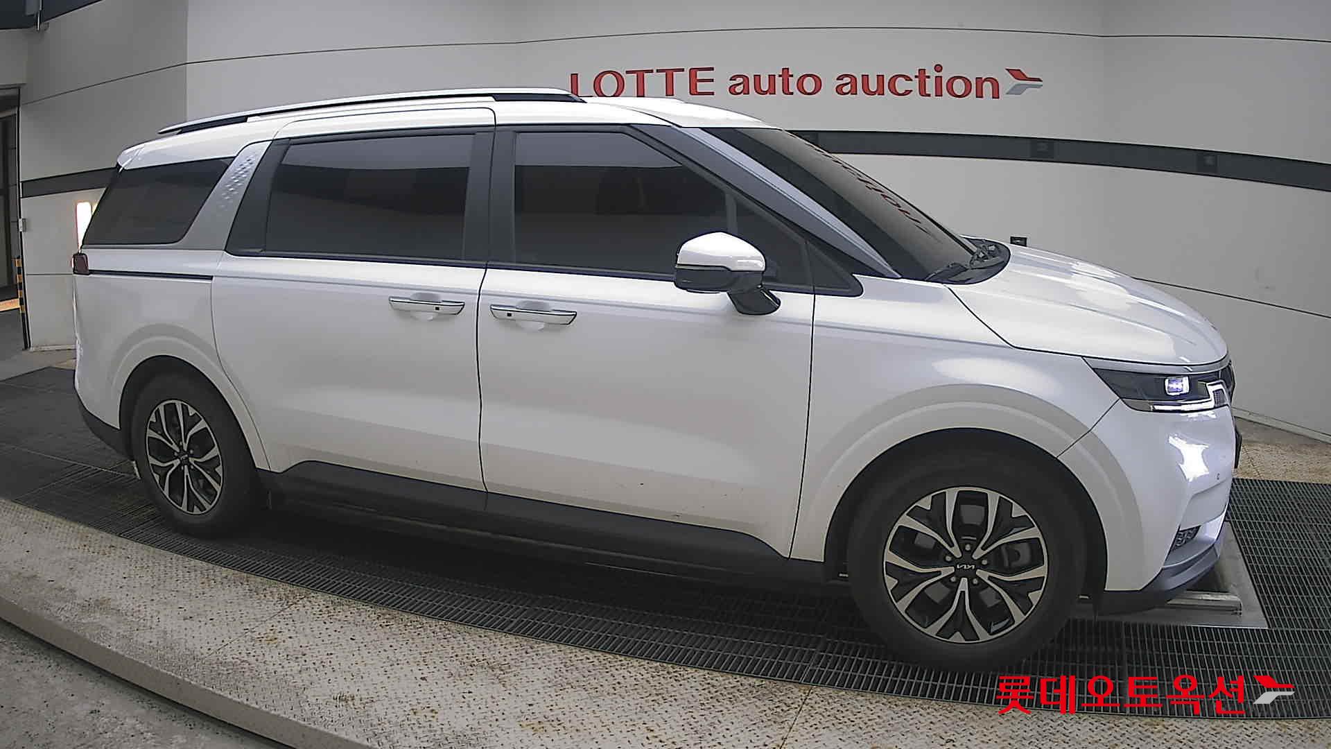 2023 - kia carnival