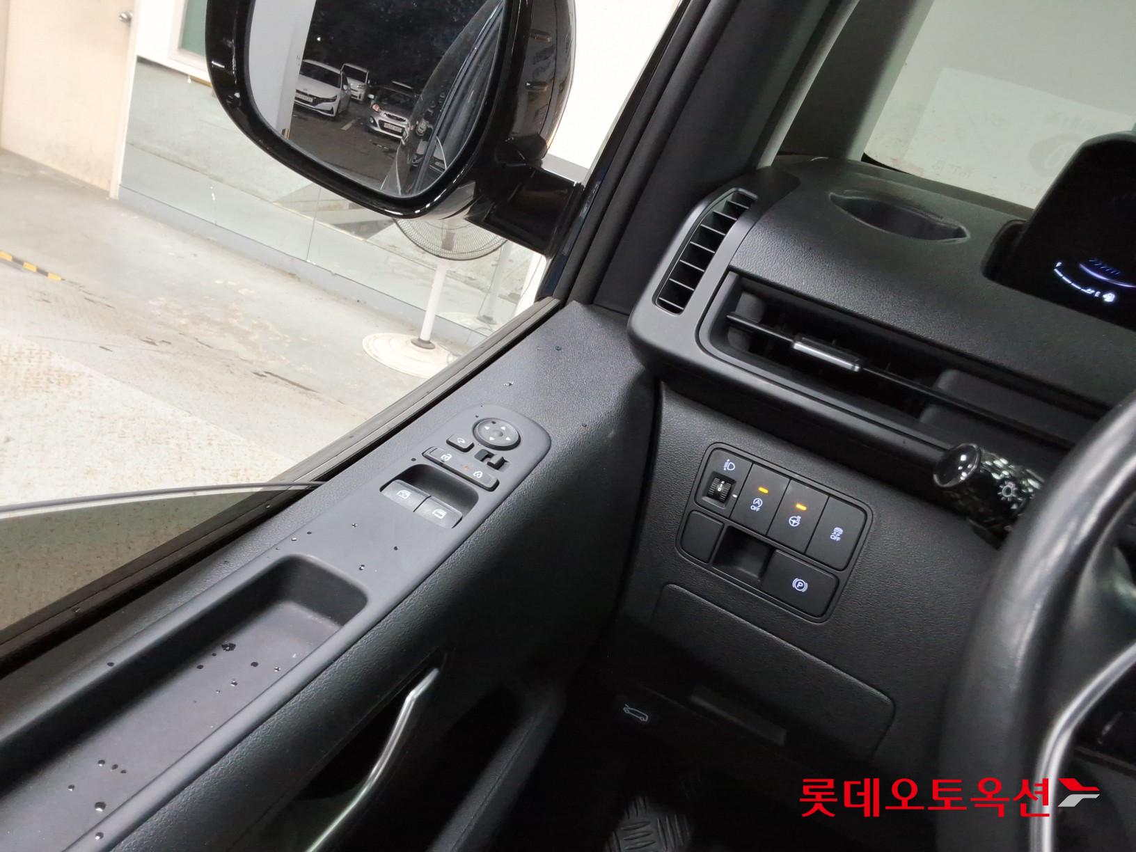 2022 - hyundai staria