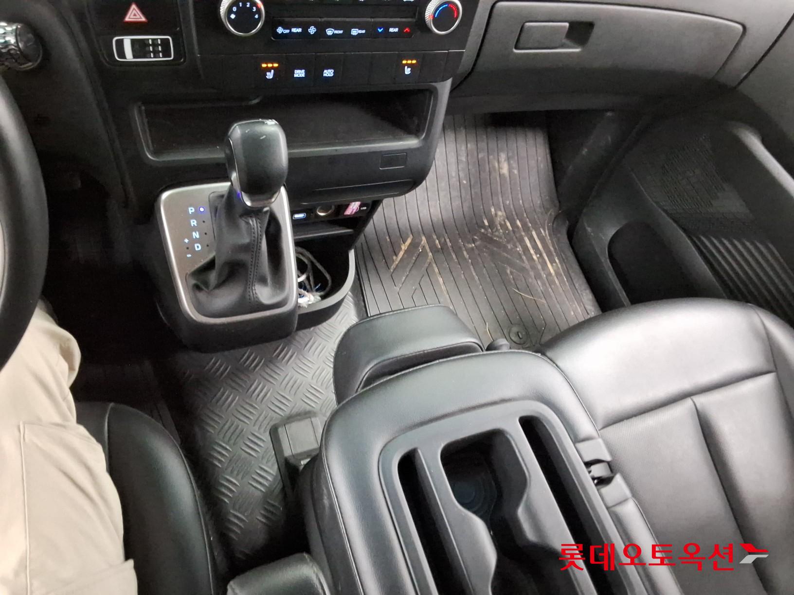 2022 - hyundai staria