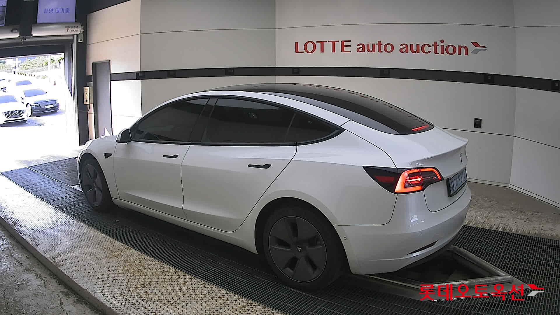 2022 - tesla model 3