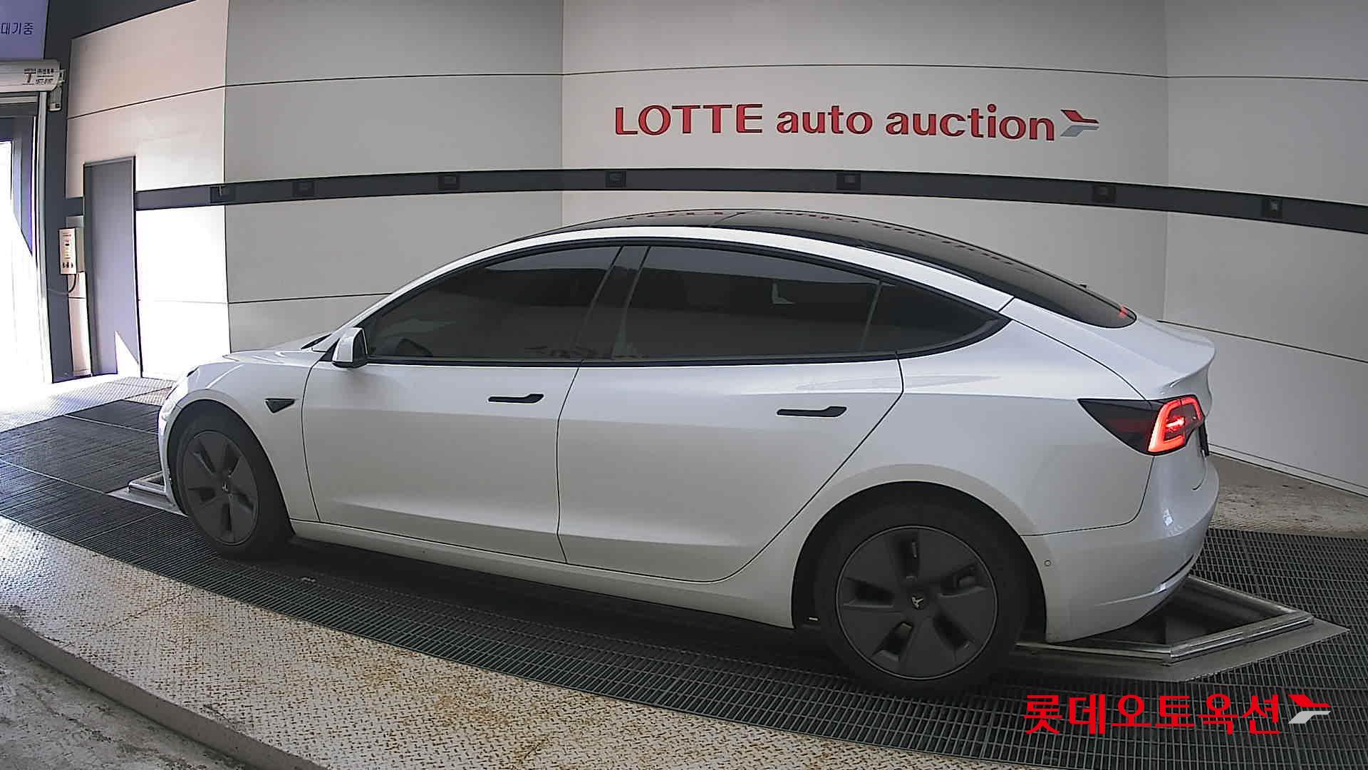 2022 - tesla model 3