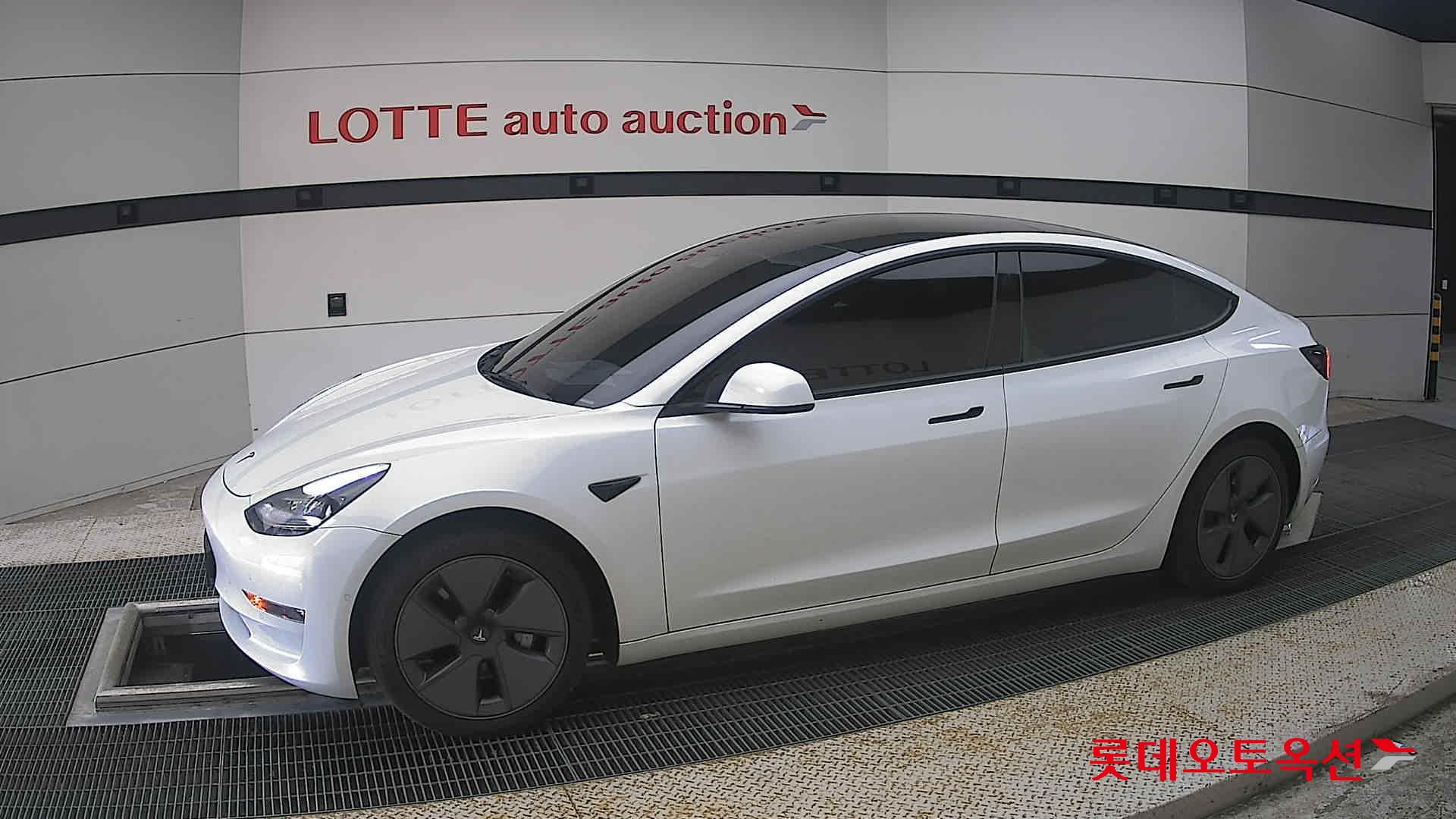 2022 - tesla model 3
