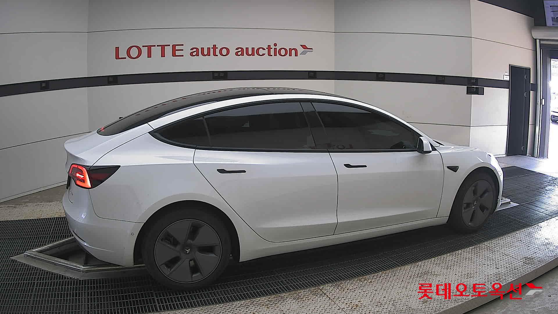 2022 - tesla model 3