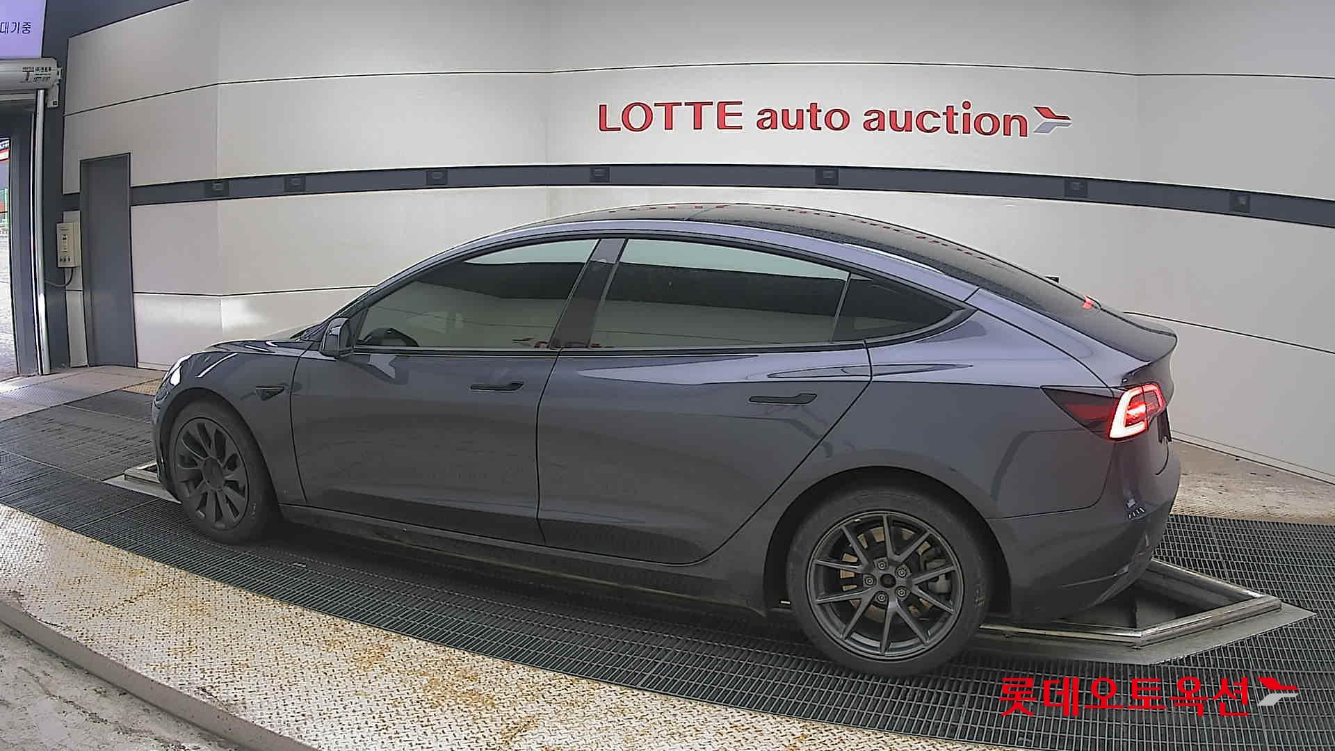 2022 - tesla model 3