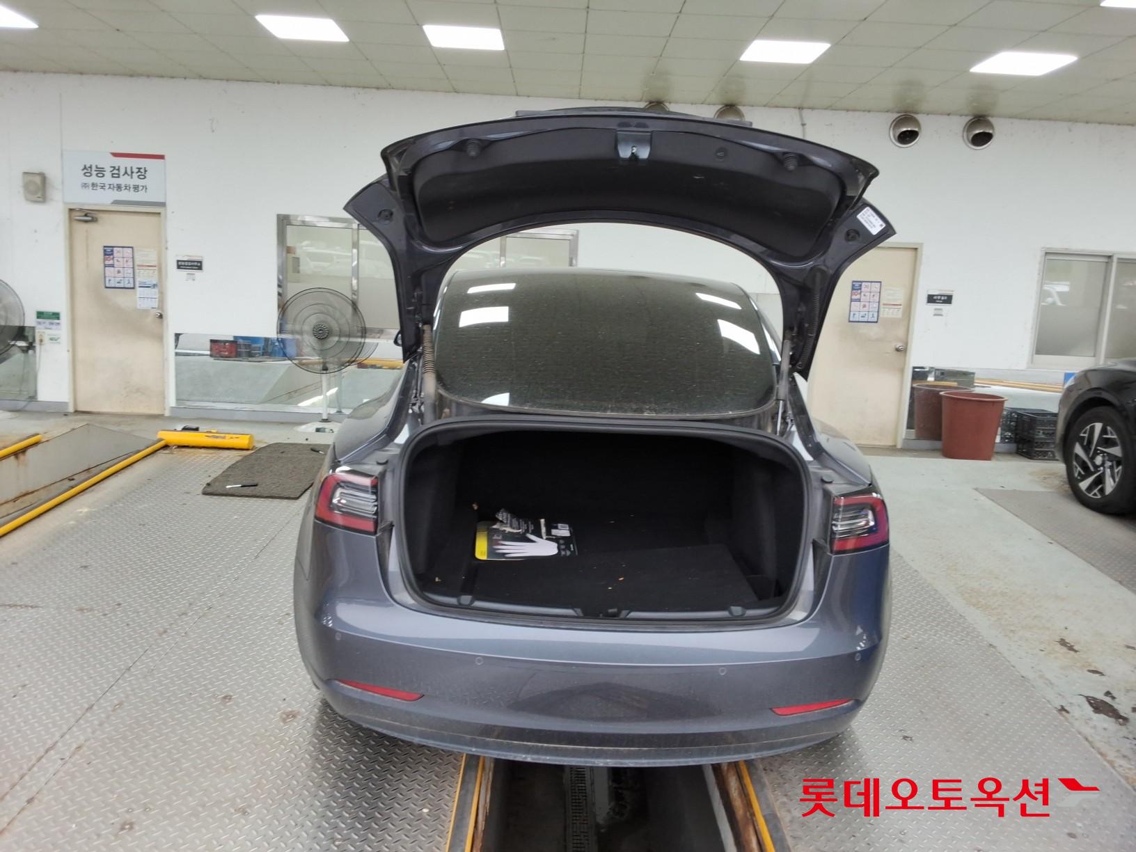 2022 - tesla model 3