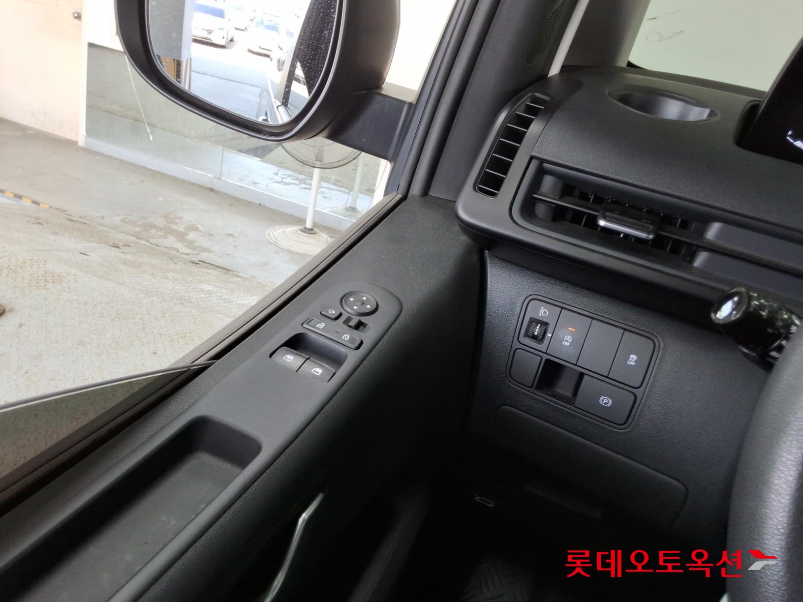 2022 - hyundai staria
